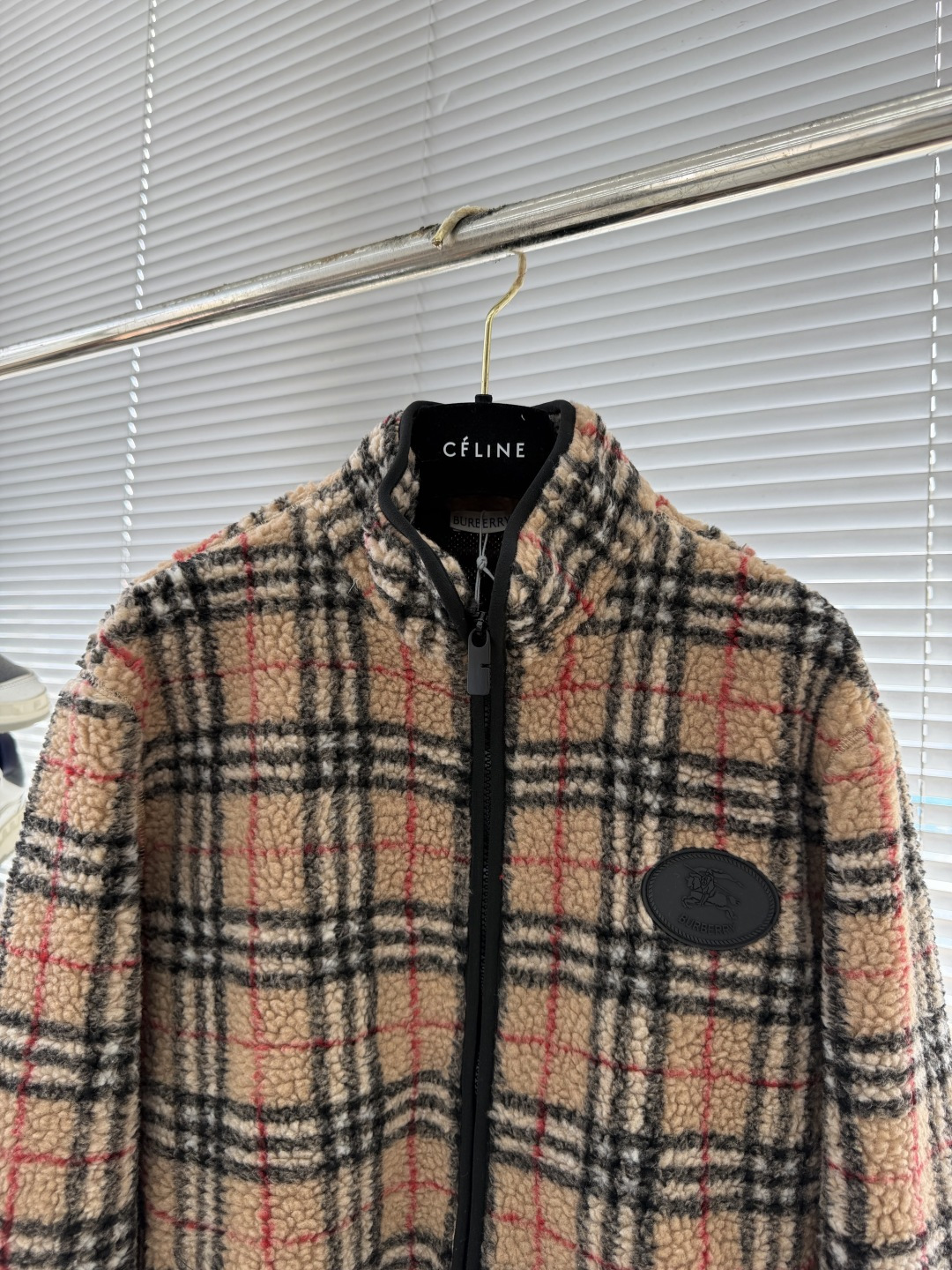 -BBR 格纹羊羔绒夹克。采用羊毛羊绒混纺，柔软又保暖，秋冬穿超舒服!经典格纹+黑色拉链，复古又时髦，胸