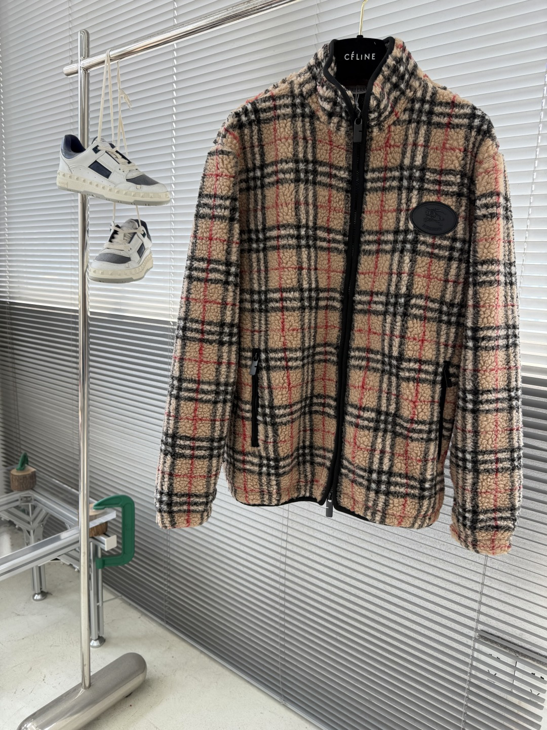 -BBR 格纹羊羔绒夹克。采用羊毛羊绒混纺，柔软又保暖，秋冬穿超舒服!经典格纹+黑色拉链，复古又时髦，胸