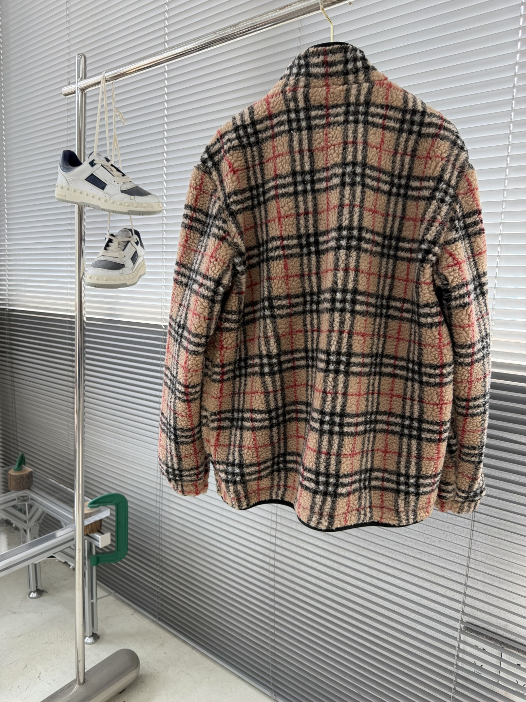 -BBR 格纹羊羔绒夹克。采用羊毛羊绒混纺，柔软又保暖，秋冬穿超舒服!经典格纹+黑色拉链，复古又时髦，胸