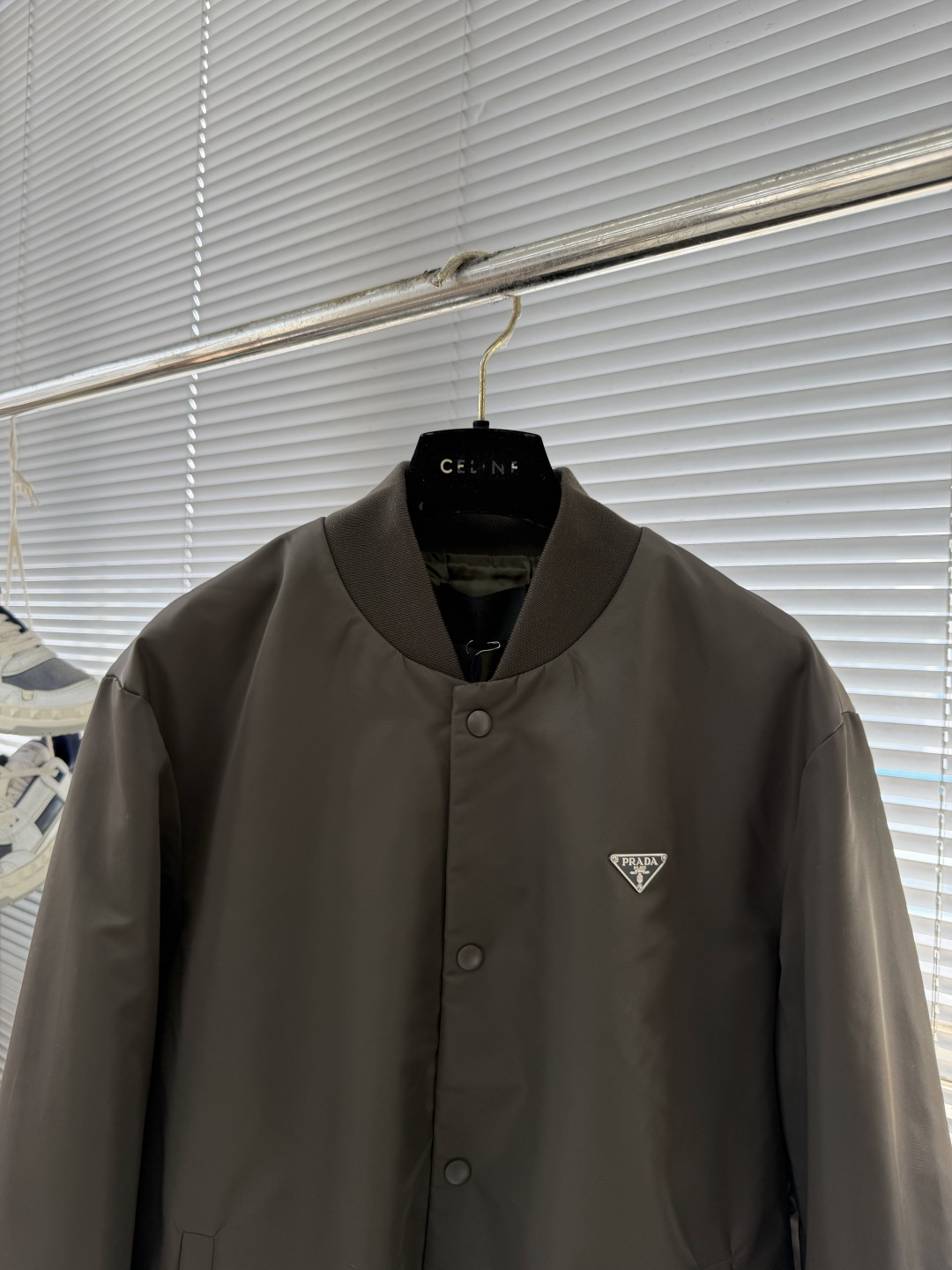 -PRAD 新款三角微标夹克。这款夹克采用高品质尼龙，罗纹领口和袖口，弹力下摆，防风防水又保暖，简约剪裁