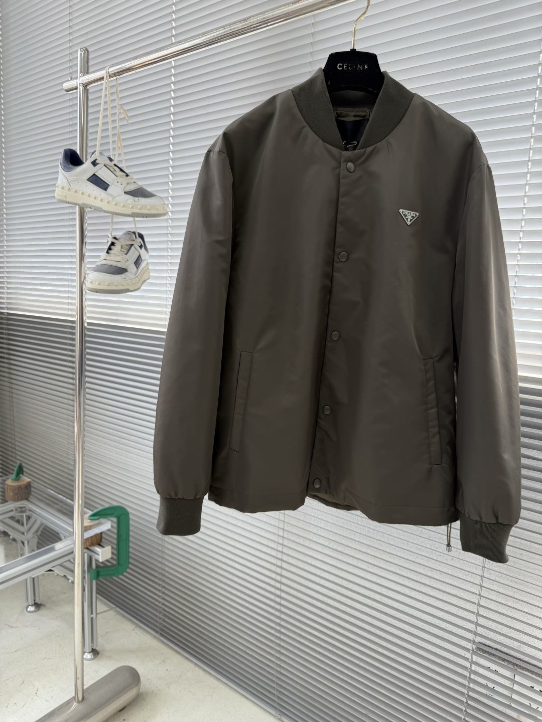 -PRAD 新款三角微标夹克。这款夹克采用高品质尼龙，罗纹领口和袖口，弹力下摆，防风防水又保暖，简约剪裁