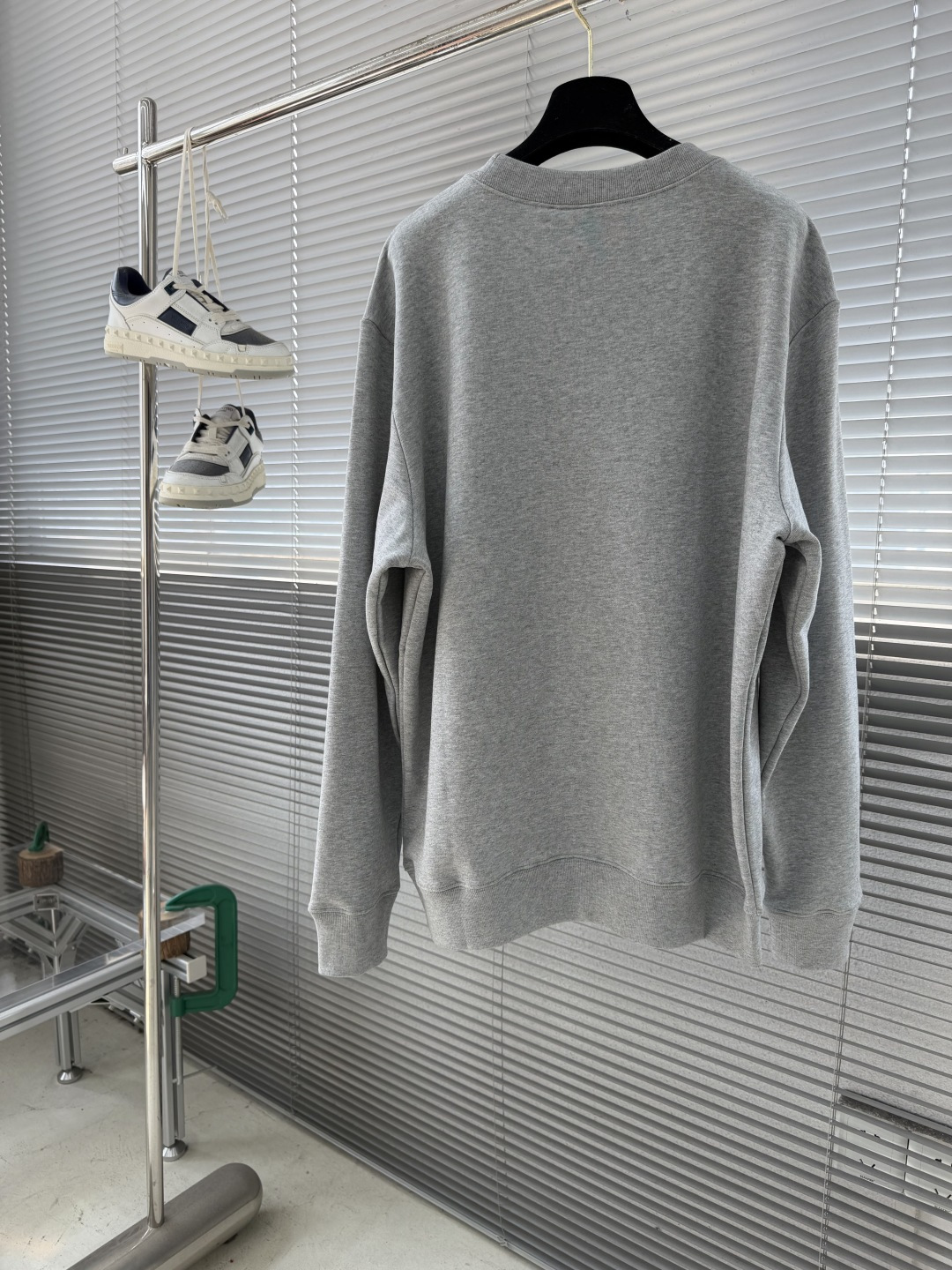 -Dio 新款小马刺绣和印花卫衣。这款卫衣是二零二六夏季男装系列新品，展现小马刺绣和印花廓形，由时尚设计