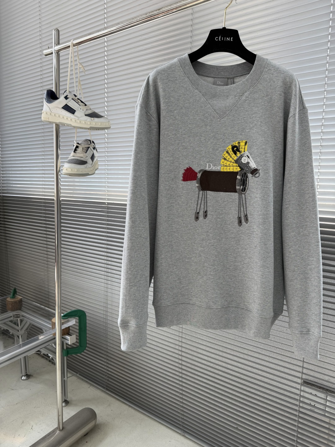 -Dio 新款小马刺绣和印花卫衣。这款卫衣是二零二六夏季男装系列新品，展现小马刺绣和印花廓形，由时尚设计