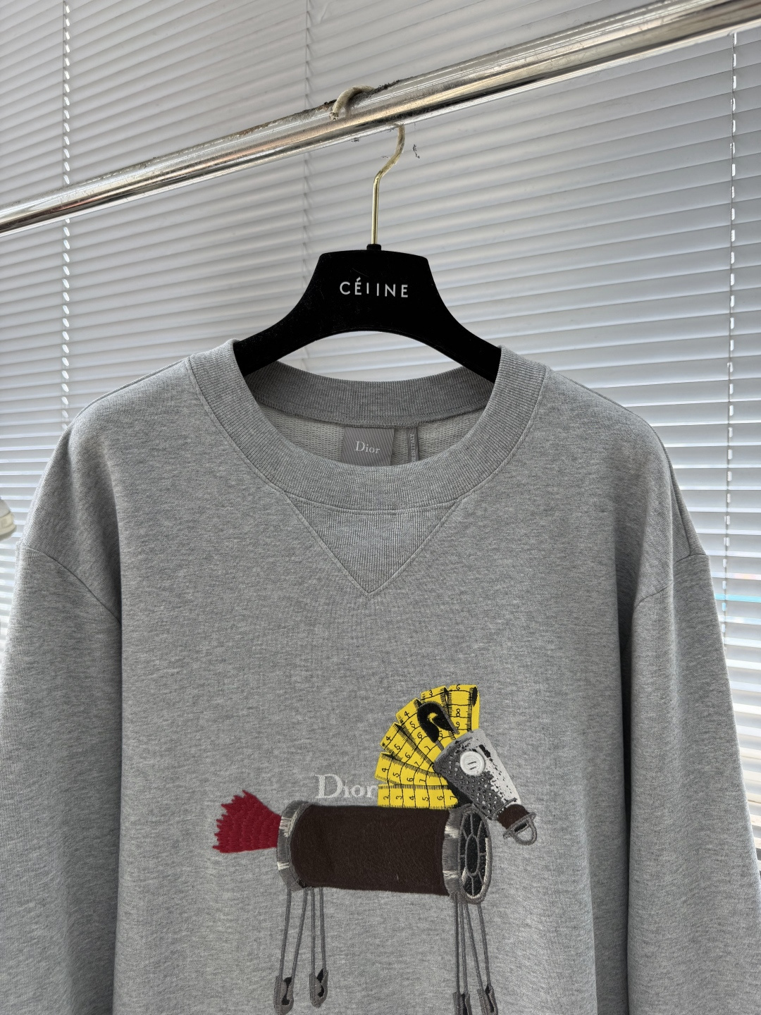 -Dio 新款小马刺绣和印花卫衣。这款卫衣是二零二六夏季男装系列新品，展现小马刺绣和印花廓形，由时尚设计