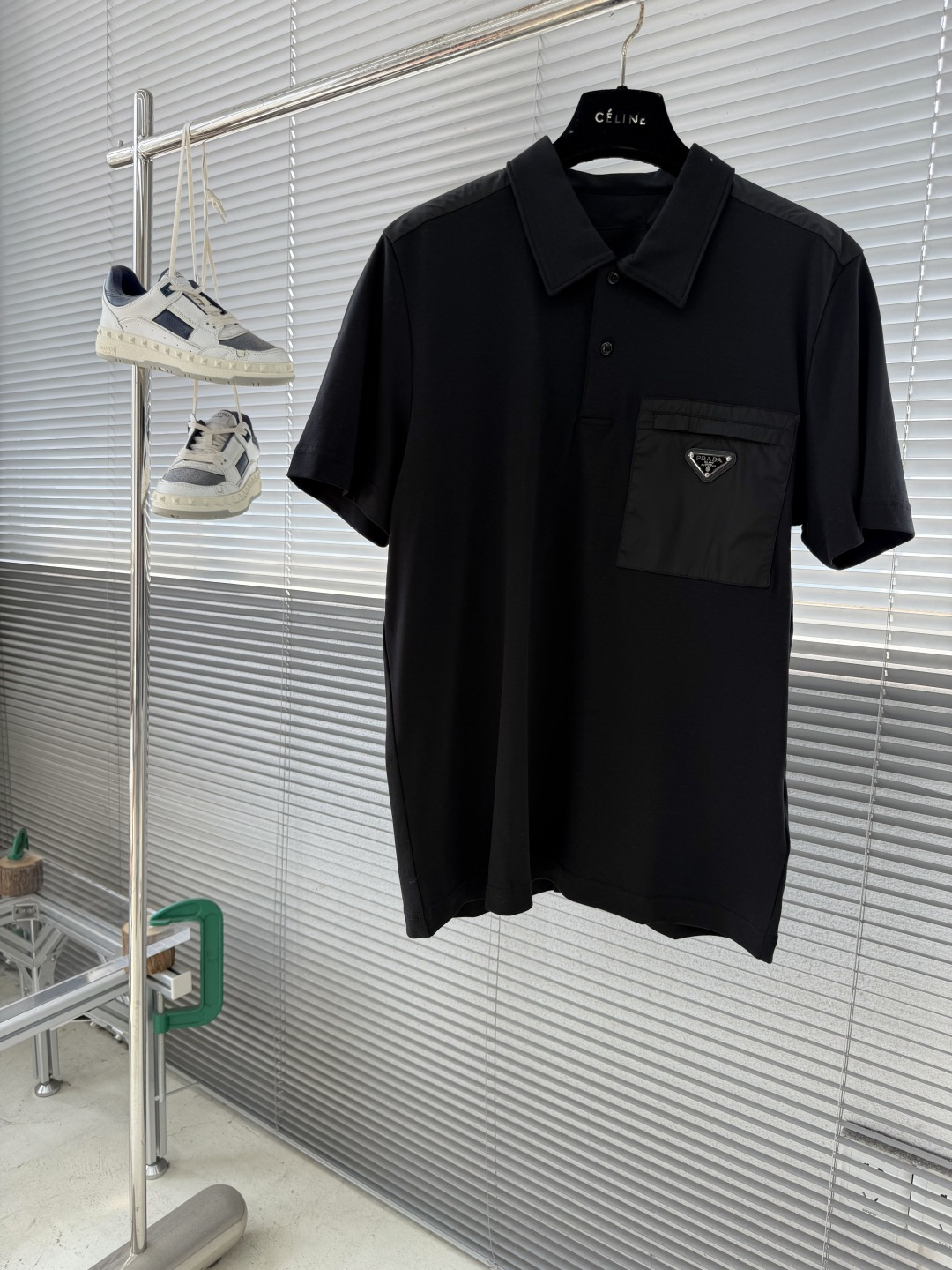 -PRAD 经典款三角微标Polo衫。这款采用丝光棉材质，柔软透气，夏天穿超舒服!胸前三角LOGO刺绣+