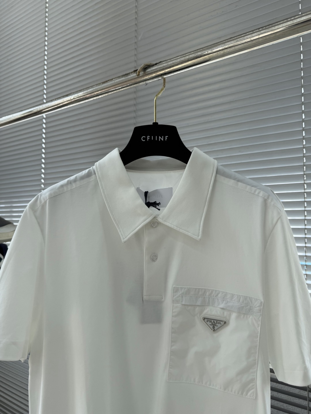 -PRAD 经典款三角微标Polo衫。这款采用丝光棉材质，柔软透气，夏天穿超舒服!胸前三角LOGO刺绣+