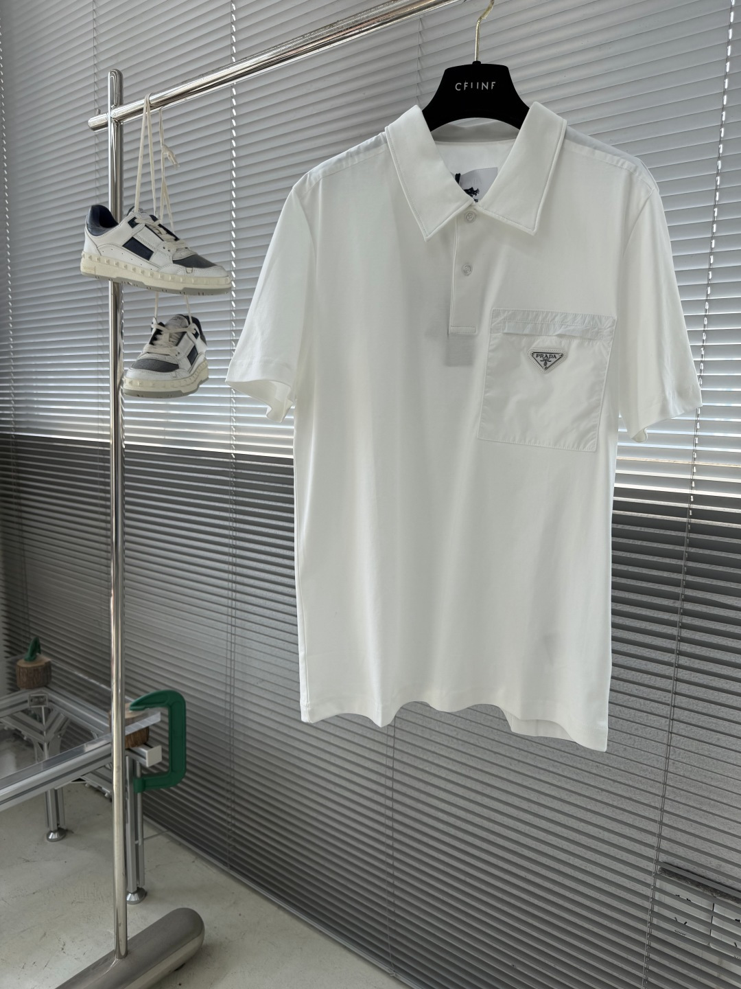 -PRAD 经典款三角微标Polo衫。这款采用丝光棉材质，柔软透气，夏天穿超舒服!胸前三角LOGO刺绣+
