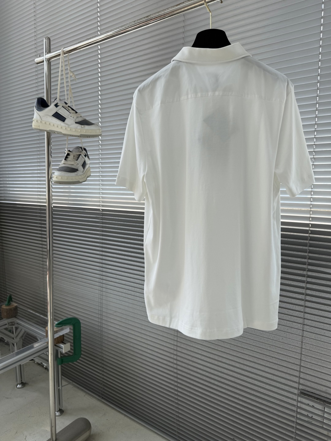 -PRAD 经典款三角微标Polo衫。这款采用丝光棉材质，柔软透气，夏天穿超舒服!胸前三角LOGO刺绣+