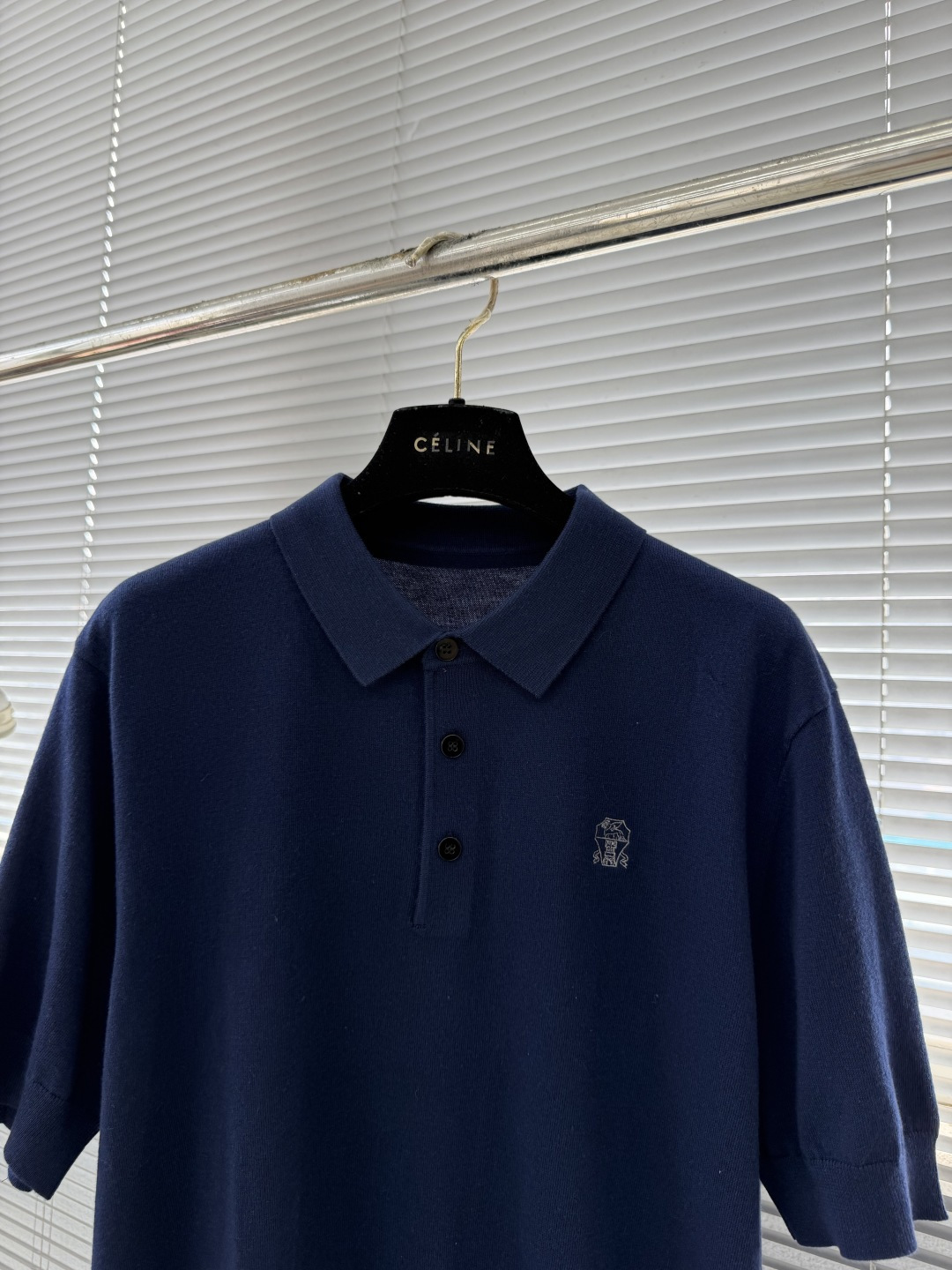 -BC 新款针织Polo衫。这款翻领针织Polo衫柔软舒适，修身剪裁，三粒扣设计+左胸品牌刺绣，细节满分