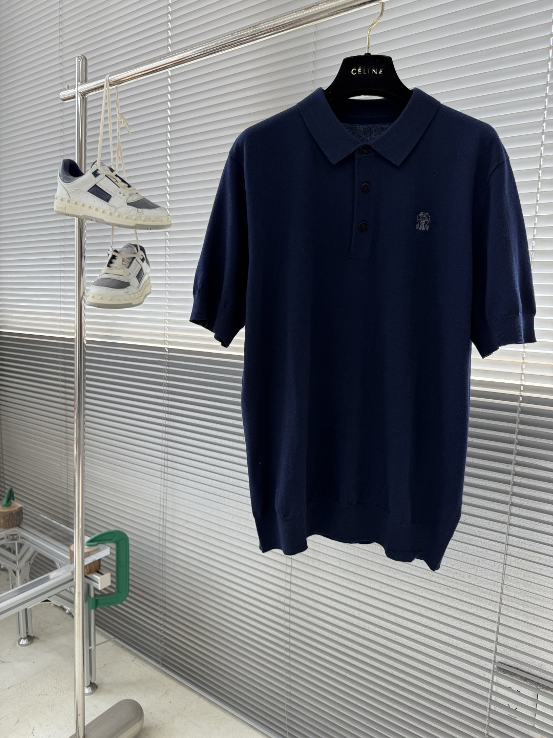 -BC 新款针织Polo衫。这款翻领针织Polo衫柔软舒适，修身剪裁，三粒扣设计+左胸品牌刺绣，细节满分