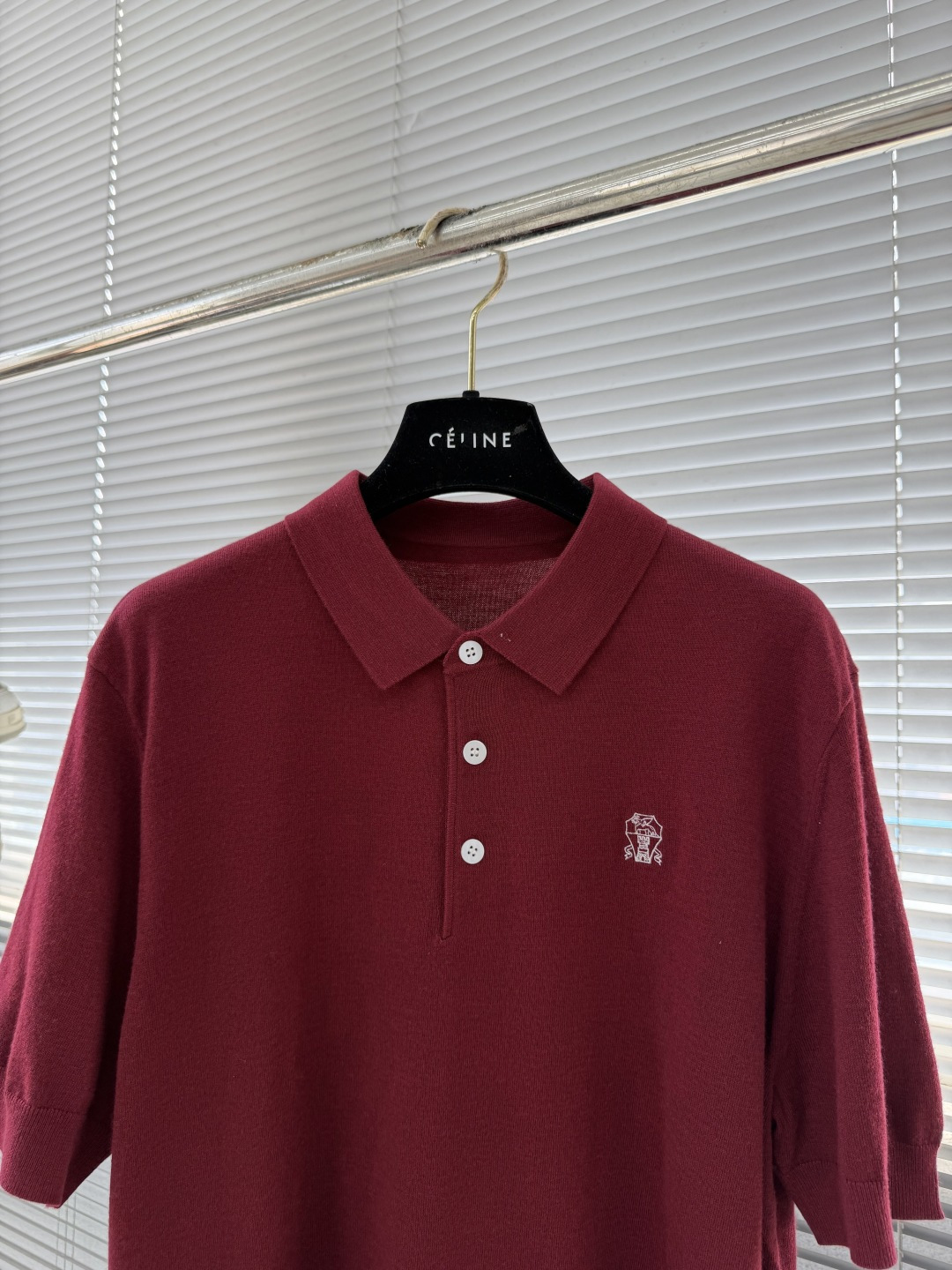 -BC 新款针织Polo衫。这款翻领针织Polo衫柔软舒适，修身剪裁，三粒扣设计+左胸品牌刺绣，细节满分