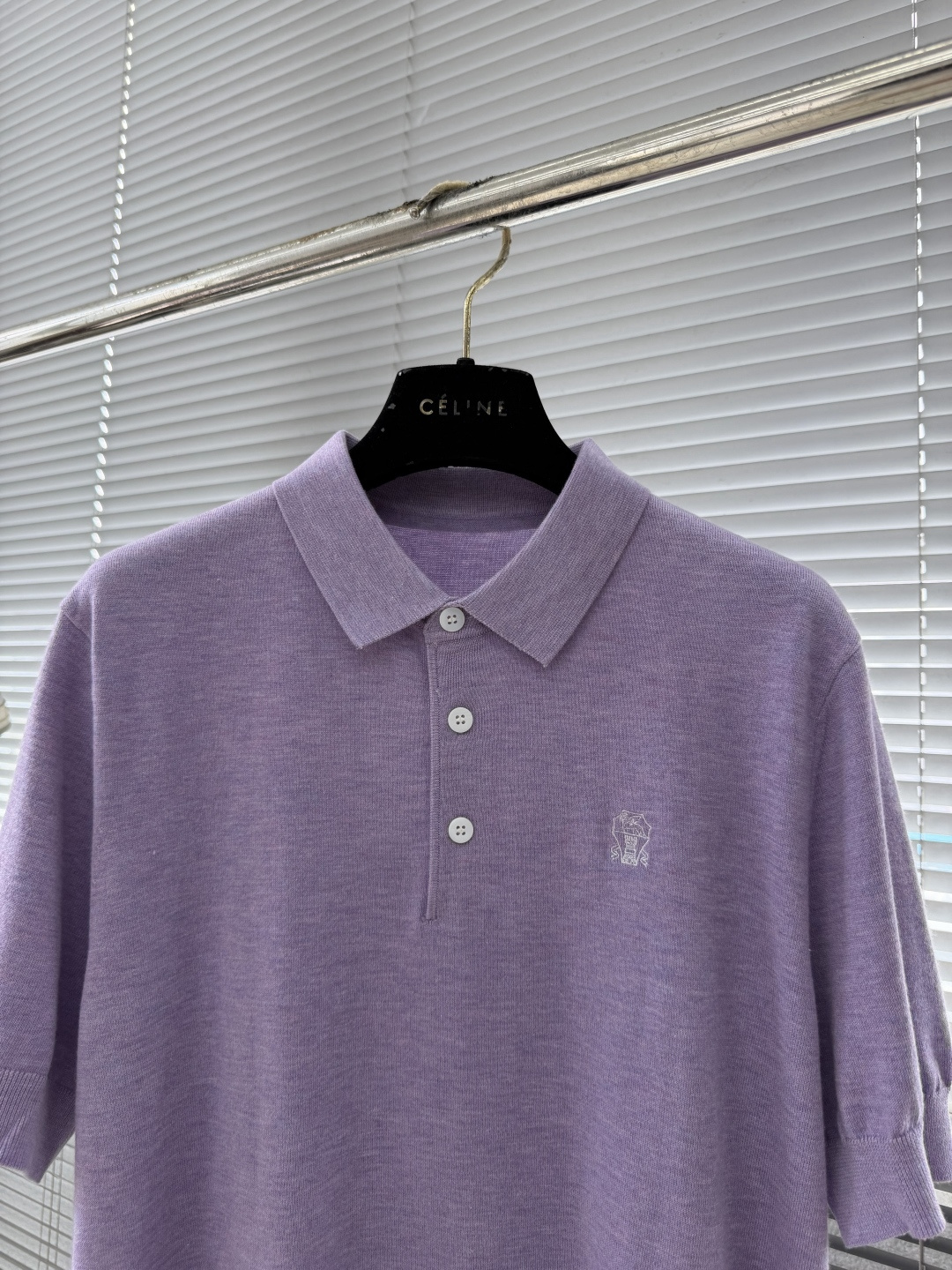 -BC 新款针织Polo衫。这款翻领针织Polo衫柔软舒适，修身剪裁，三粒扣设计+左胸品牌刺绣，细节满分