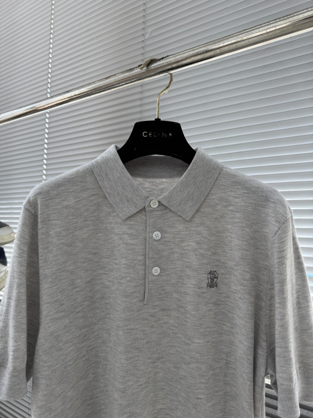 -BC 新款针织Polo衫。这款翻领针织Polo衫柔软舒适，修身剪裁，三粒扣设计+左胸品牌刺绣，细节满分