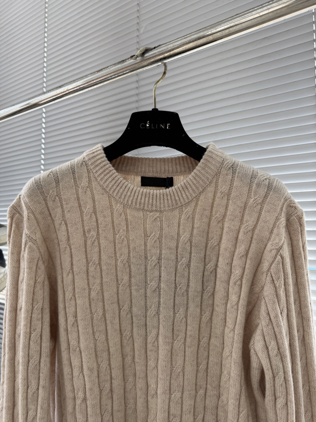 -PRAD 圆领绞花毛衣。采用羊毛混纺，柔软又保暖，穿着超舒服!经典绞花纹理，温柔又高级，叠穿白衬衫层次