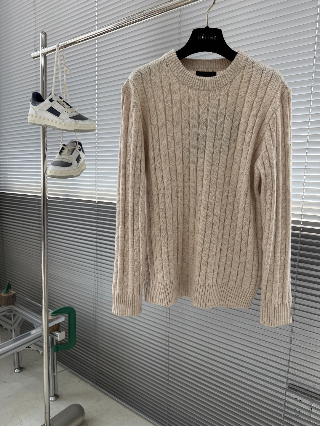 -PRAD 圆领绞花毛衣。采用羊毛混纺，柔软又保暖，穿着超舒服!经典绞花纹理，温柔又高级，叠穿白衬衫层次