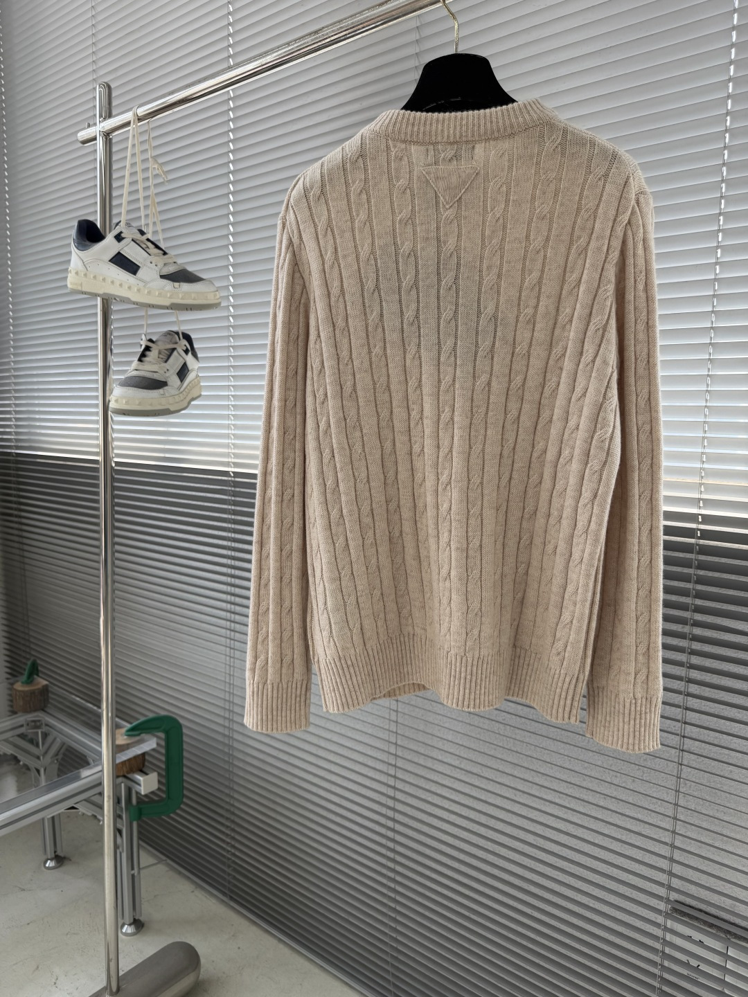 -PRAD 圆领绞花毛衣。采用羊毛混纺，柔软又保暖，穿着超舒服!经典绞花纹理，温柔又高级，叠穿白衬衫层次