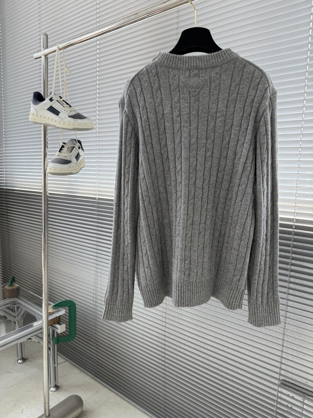 -PRAD 圆领绞花毛衣。采用羊毛混纺，柔软又保暖，穿着超舒服!经典绞花纹理，温柔又高级，叠穿白衬衫层次