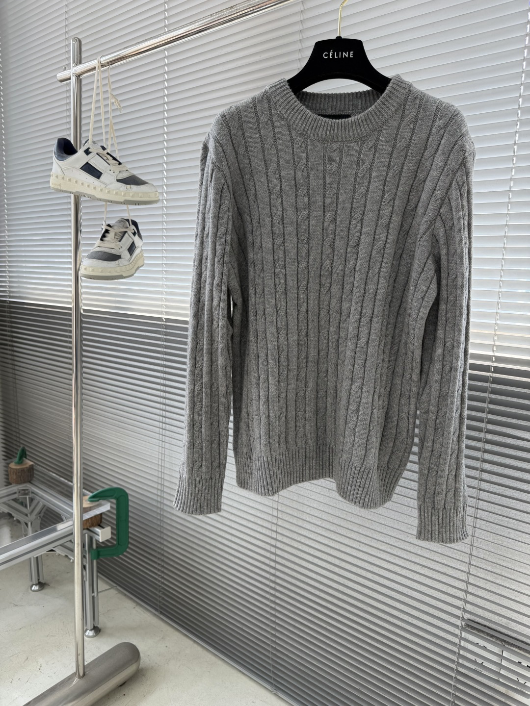 -PRAD 圆领绞花毛衣。采用羊毛混纺，柔软又保暖，穿着超舒服!经典绞花纹理，温柔又高级，叠穿白衬衫层次