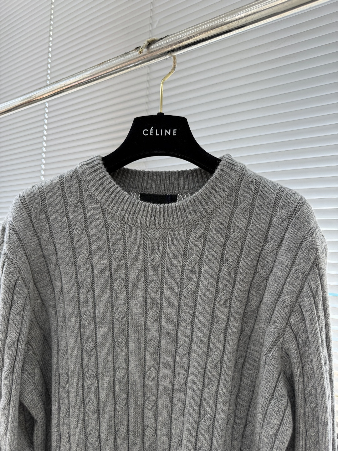 -PRAD 圆领绞花毛衣。采用羊毛混纺，柔软又保暖，穿着超舒服!经典绞花纹理，温柔又高级，叠穿白衬衫层次