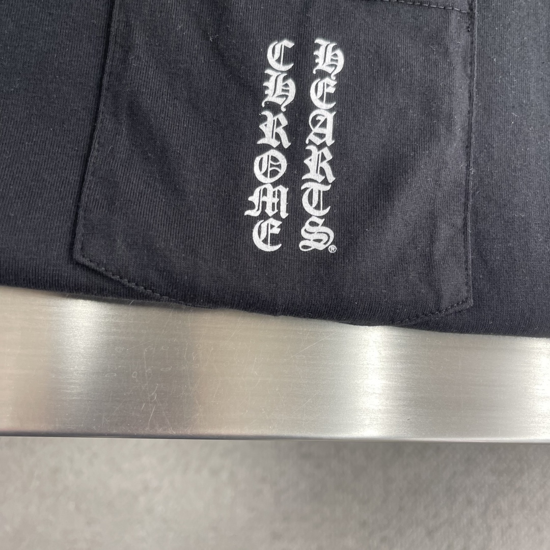 -CH 克罗心 Vintage梵文大十字架短袖面料采用26织220克全棉材质 磨毛处理 上身亲肤印花采用
