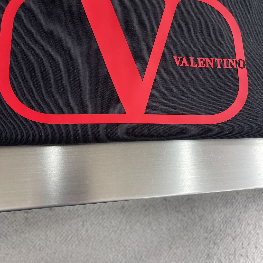 -VLTN 大字母印花高克重棉质春日短袖T恤这件Valen**高克重纯棉材质，厚实有质感，亲肤又透气，每