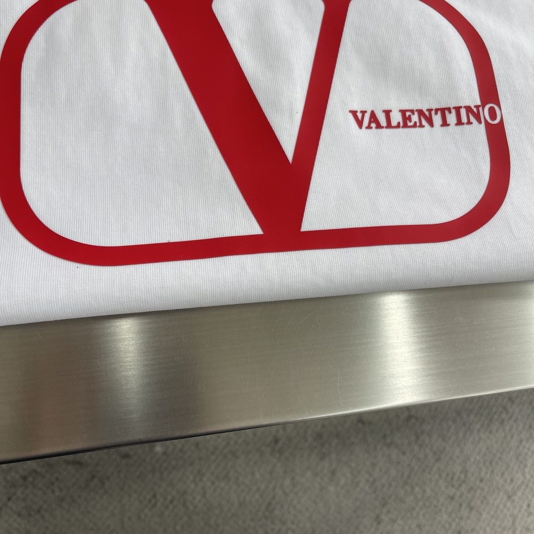 -VLTN 大字母印花高克重棉质春日短袖T恤这件Valen**高克重纯棉材质，厚实有质感，亲肤又透气，每