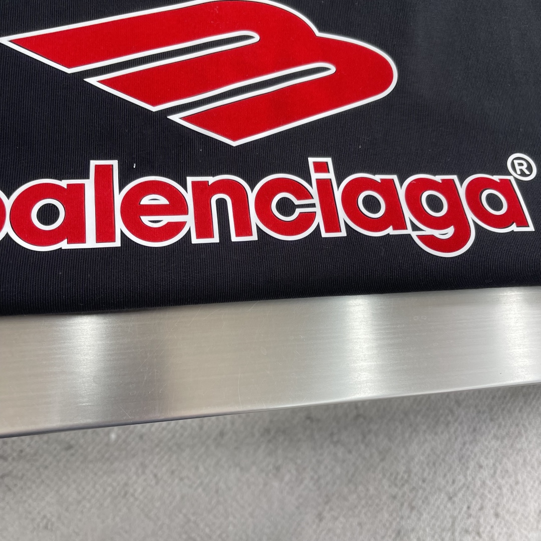 -Balenciag 胸前最新胶印设计 做了洗水磨破工艺 高克重纯棉面料 宽松版型 男女同款尺码：XS 