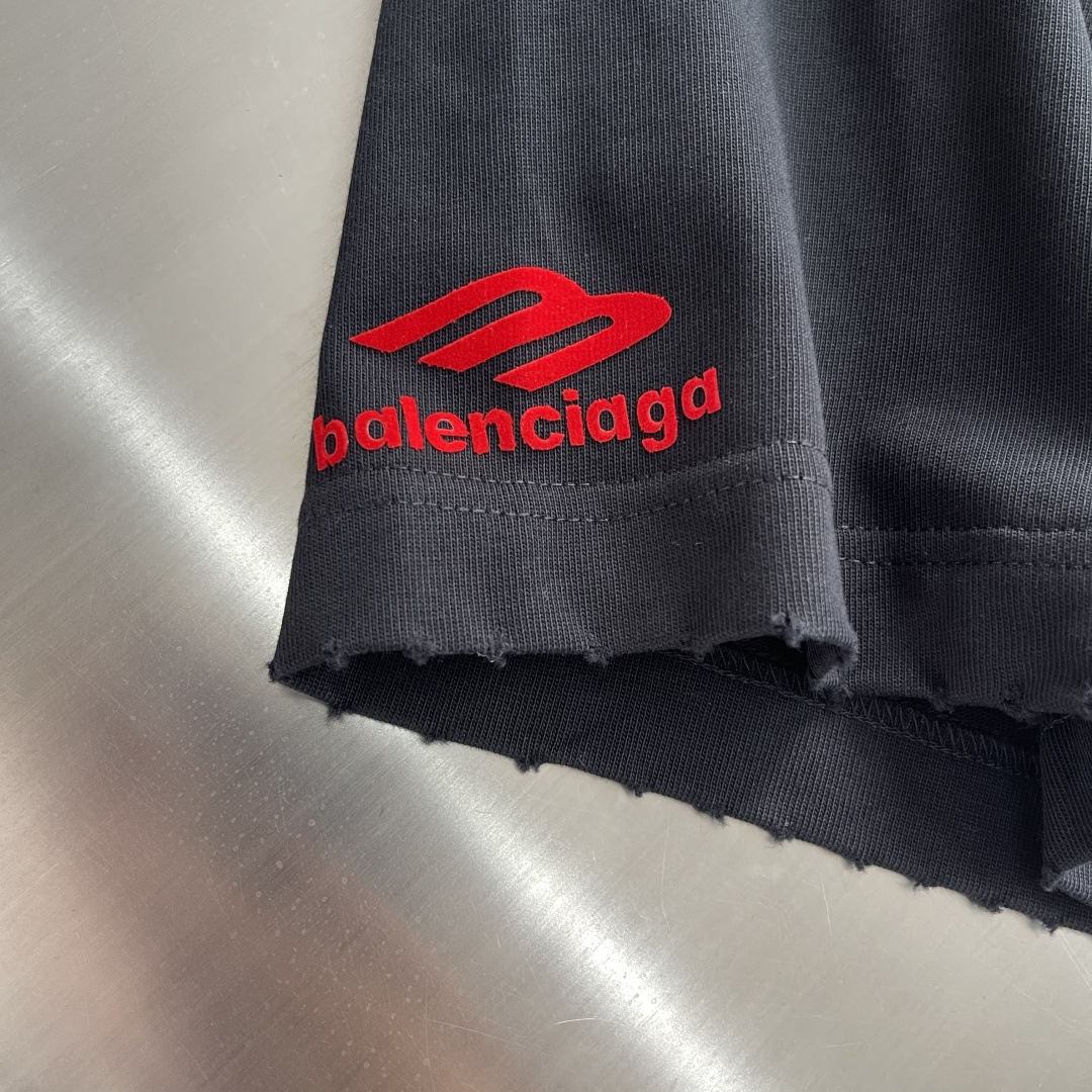 -Balenciag 胸前最新胶印设计 做了洗水磨破工艺 高克重纯棉面料 宽松版型 男女同款尺码：XS 
