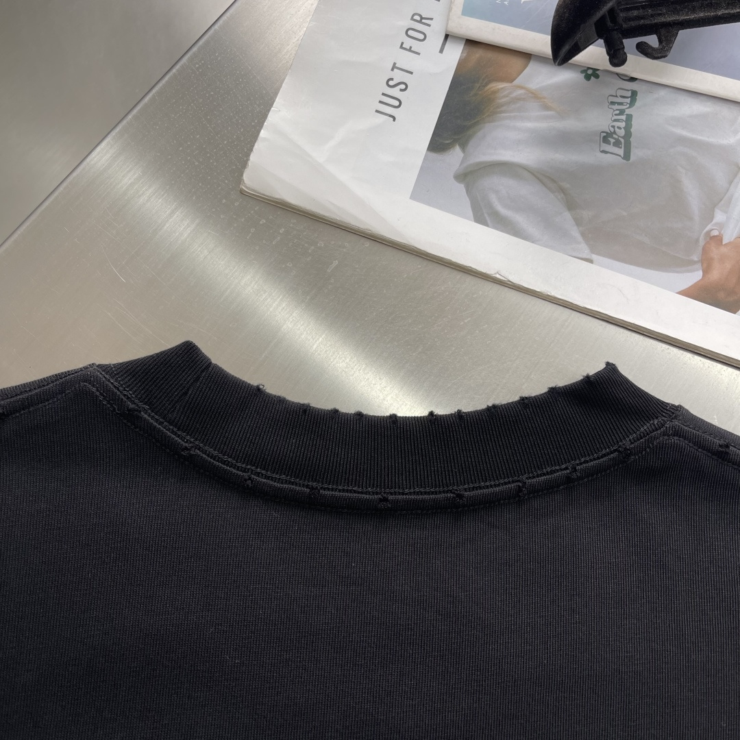 -Balenciag 胸前最新胶印设计 做了洗水磨破工艺 高克重纯棉面料 宽松版型 男女同款尺码：XS 