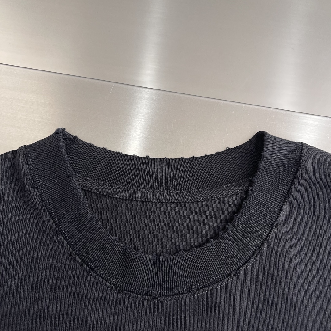 -Balenciag 胸前最新胶印设计 做了洗水磨破工艺 高克重纯棉面料 宽松版型 男女同款尺码：XS 