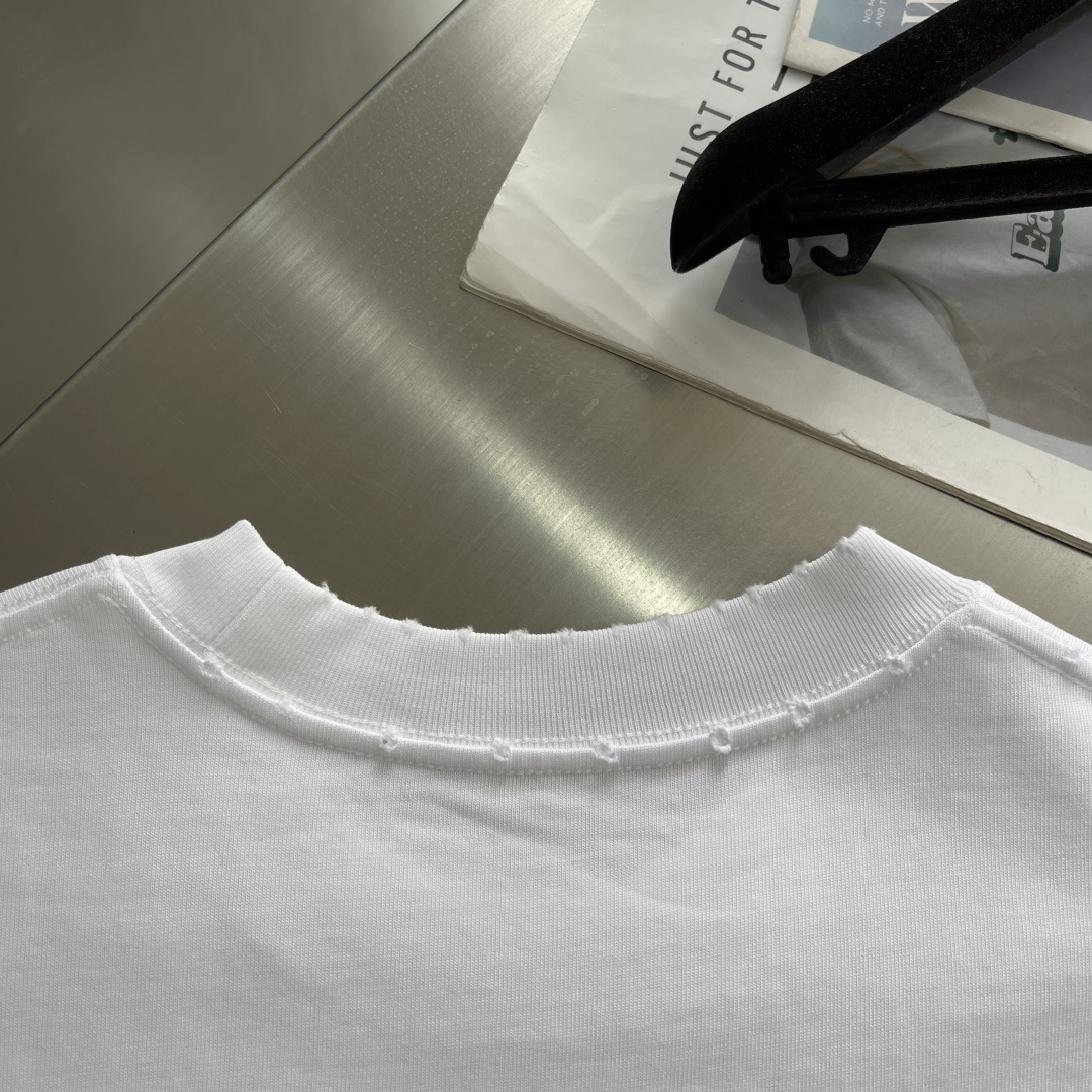 -Balenciag 胸前最新胶印设计 做了洗水磨破工艺 高克重纯棉面料 宽松版型 男女同款尺码：XS 