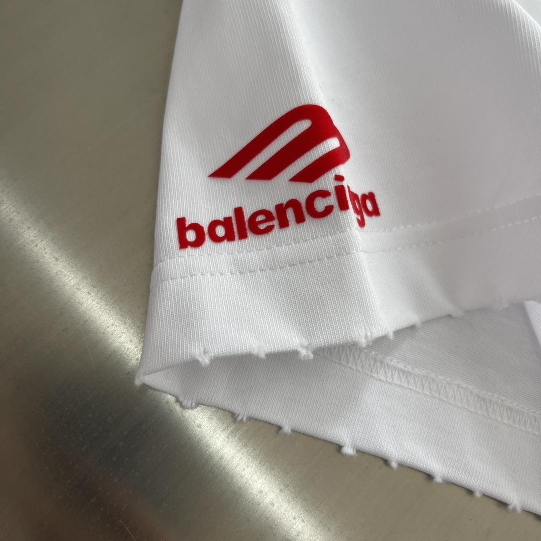 -Balenciag 胸前最新胶印设计 做了洗水磨破工艺 高克重纯棉面料 宽松版型 男女同款尺码：XS 