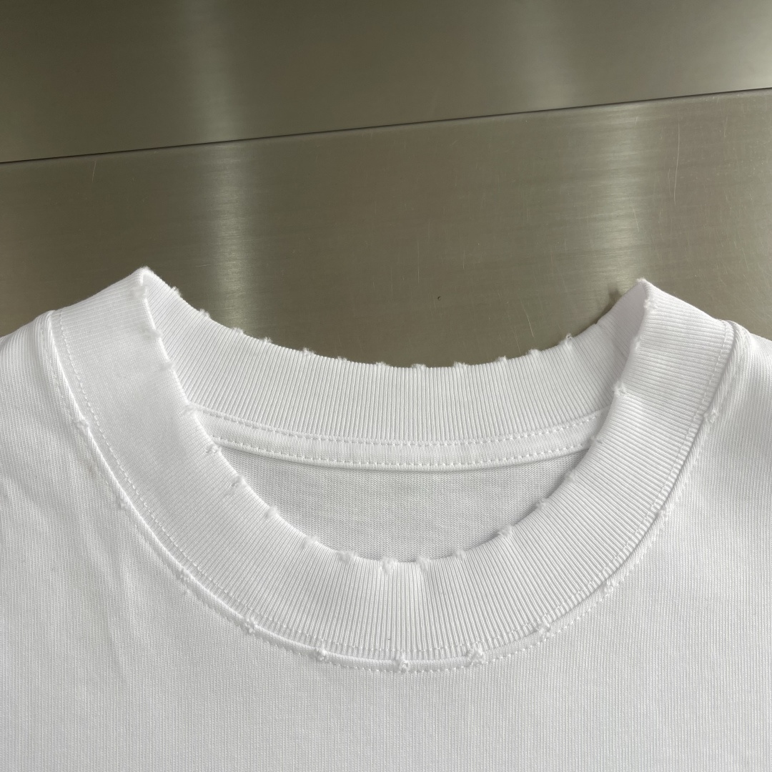 -Balenciag 胸前最新胶印设计 做了洗水磨破工艺 高克重纯棉面料 宽松版型 男女同款尺码：XS 