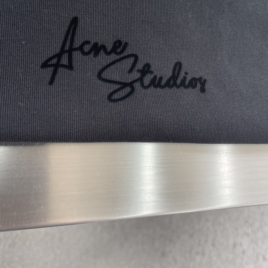 -Acne Studios 手写徽标T恤 ，Acne Studios这款26新款手写字母logoT恤，将