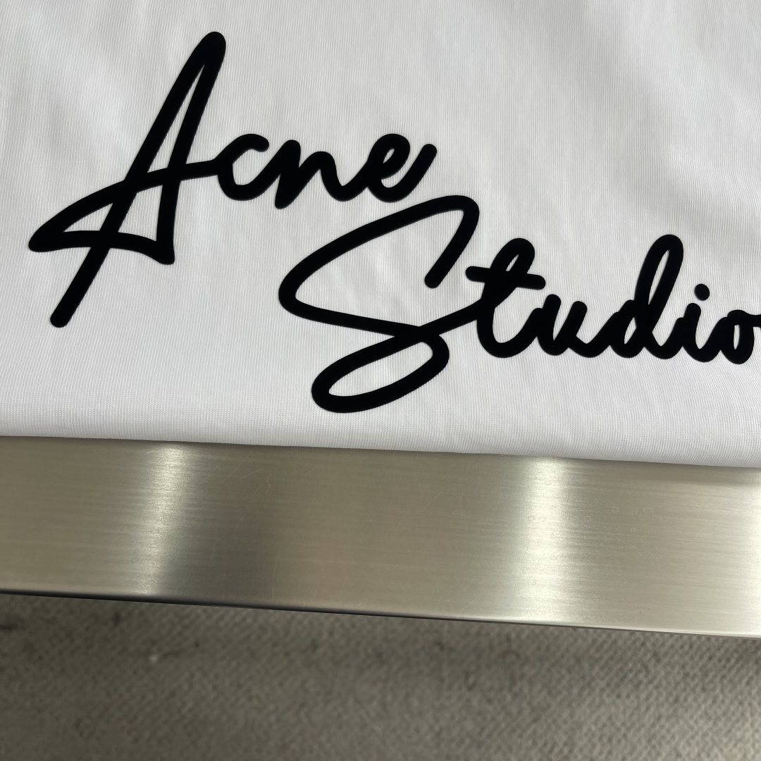 -Acne Studios 手写徽标T恤 ，Acne Studios这款26新款手写字母logoT恤，将