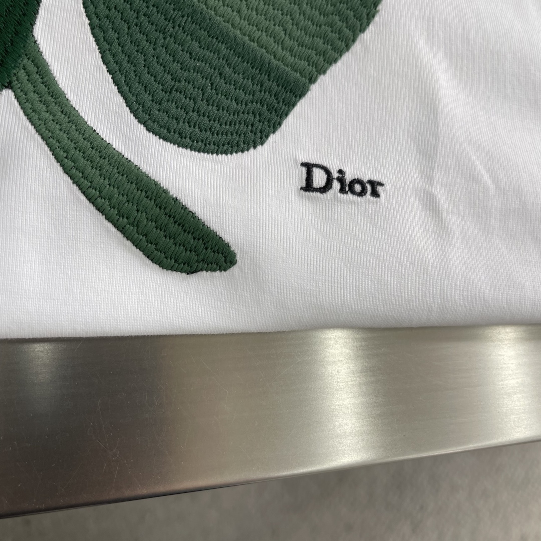 -Dio 2026SS春夏最新款圆领刺绣时尚短袖T恤，官网同步四叶草，进口定制云朵棉面料！贴肤舒适，耐看