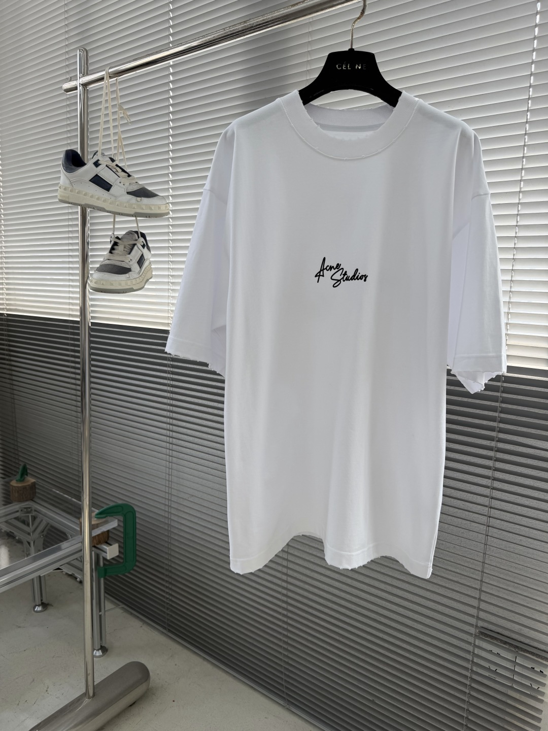 -Acne Studios 手写徽标T恤 ，Acne Studios这款26新款手写字母logoT恤，将