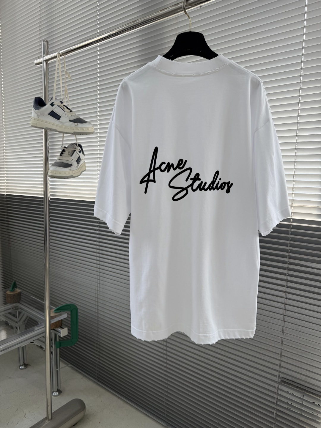 -Acne Studios 手写徽标T恤 ，Acne Studios这款26新款手写字母logoT恤，将