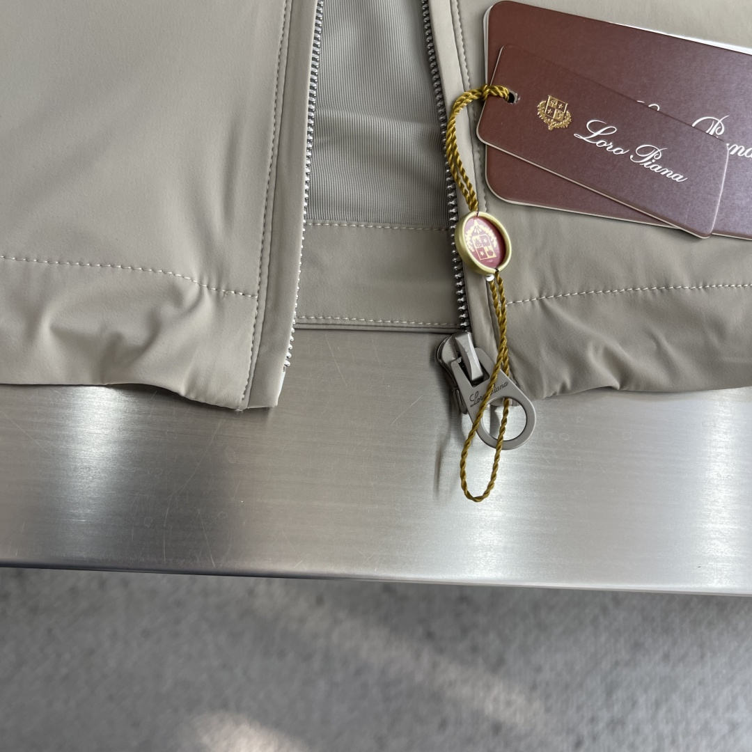 -Loro Piana 2026早春新款立领夹克外套，众多明星都爱穿的时尚百搭单品！喜欢经典简约的朋友,