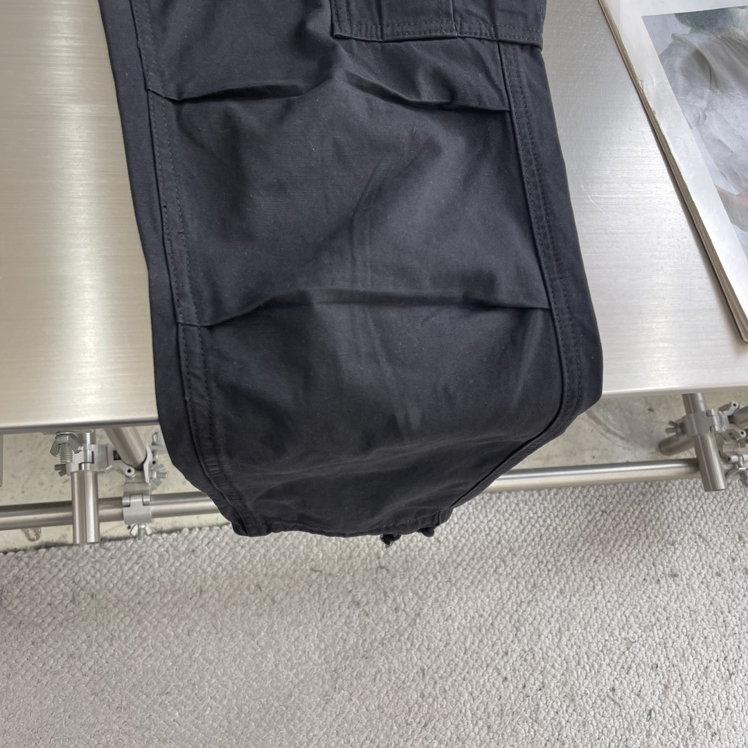 -Chrome Hearts 克罗心 嘎巴甸工装裤这款选用精纺棉质嘎巴甸面料精心打造，侧插袋，按扣式侧边