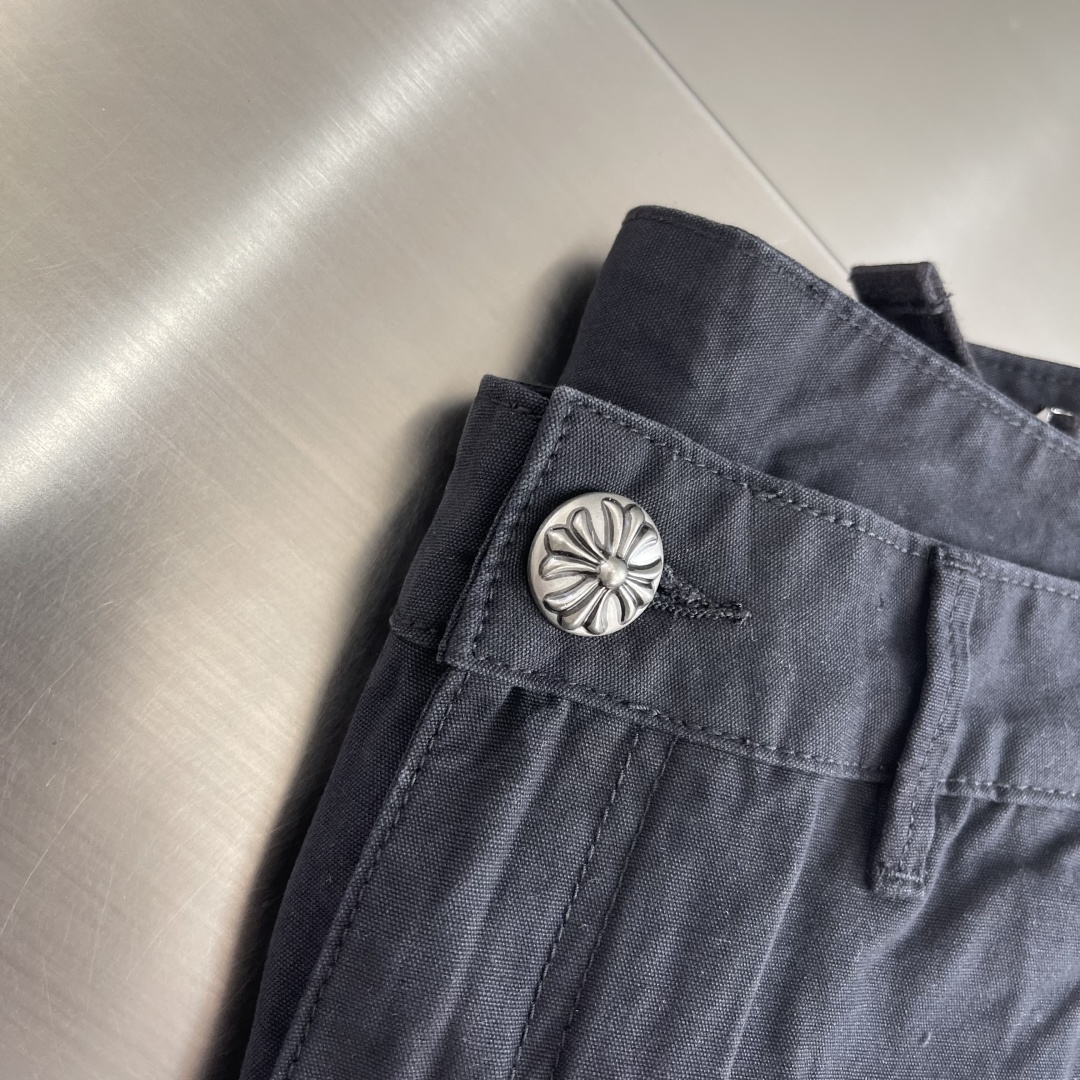 -Chrome Hearts 克罗心 嘎巴甸工装裤这款选用精纺棉质嘎巴甸面料精心打造，侧插袋，按扣式侧边