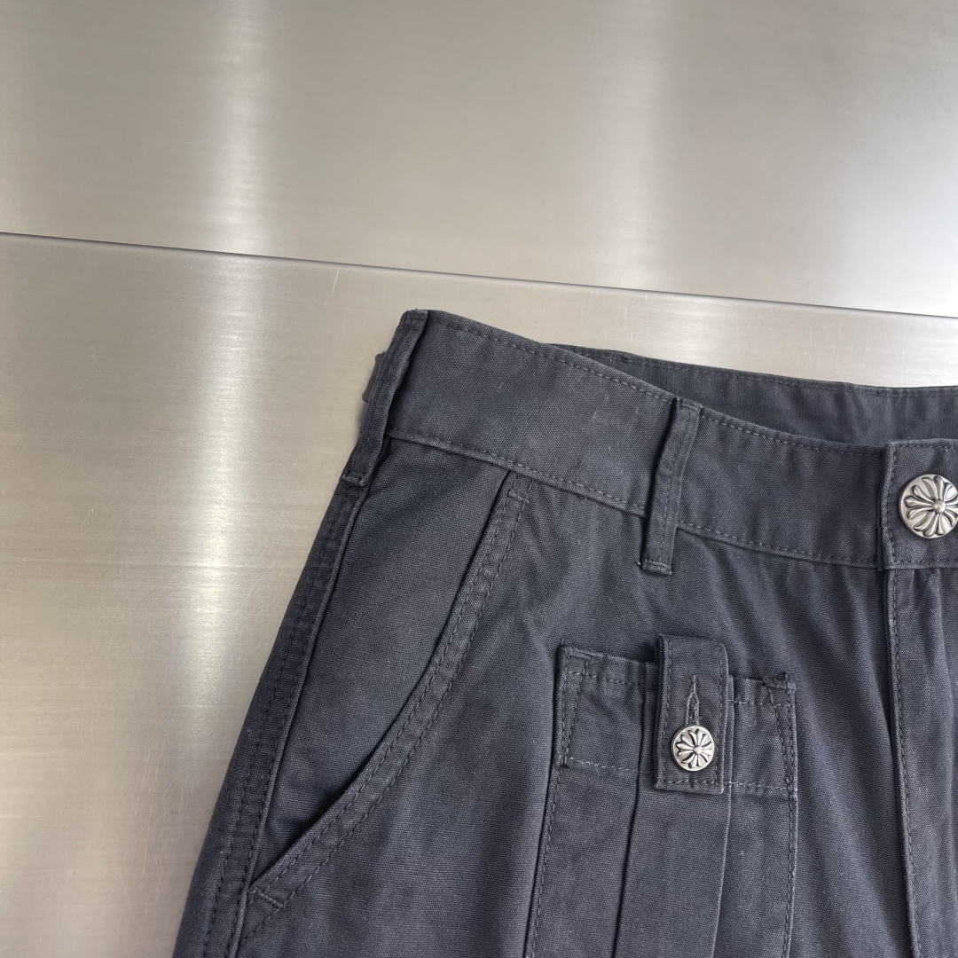 -Chrome Hearts 克罗心 嘎巴甸工装裤这款选用精纺棉质嘎巴甸面料精心打造，侧插袋，按扣式侧边