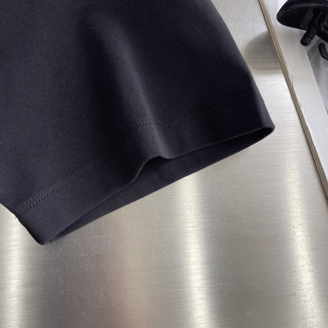 -PRAD 26春夏短袖T恤新款 最新三角珐琅系列面料定织定染，采用240克双股双纱全棉面料，经过洗水处