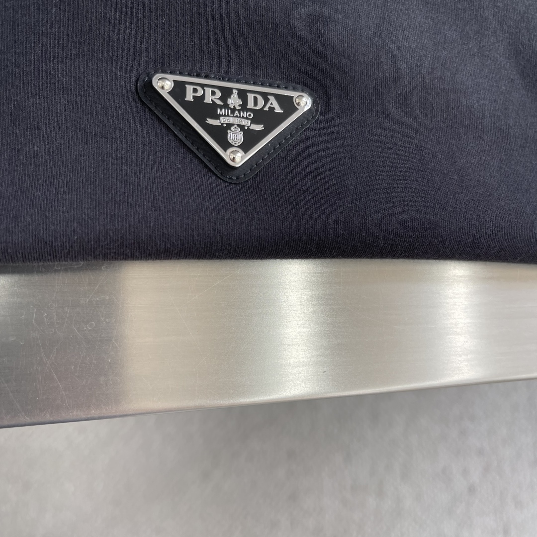 -PRAD 26春夏短袖T恤新款 最新三角珐琅系列面料定织定染，采用240克双股双纱全棉面料，经过洗水处