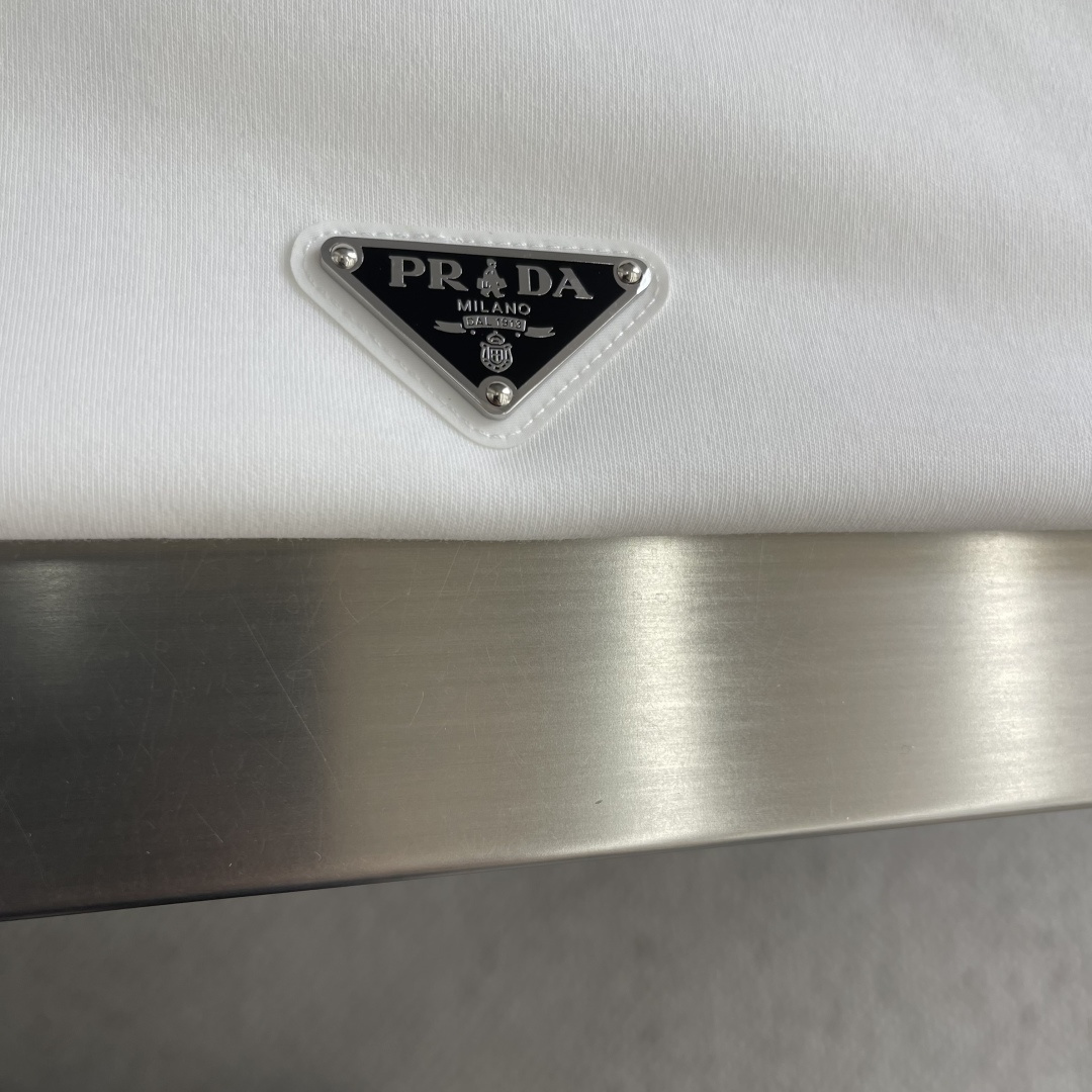 -PRAD 26春夏短袖T恤新款 最新三角珐琅系列面料定织定染，采用240克双股双纱全棉面料，经过洗水处