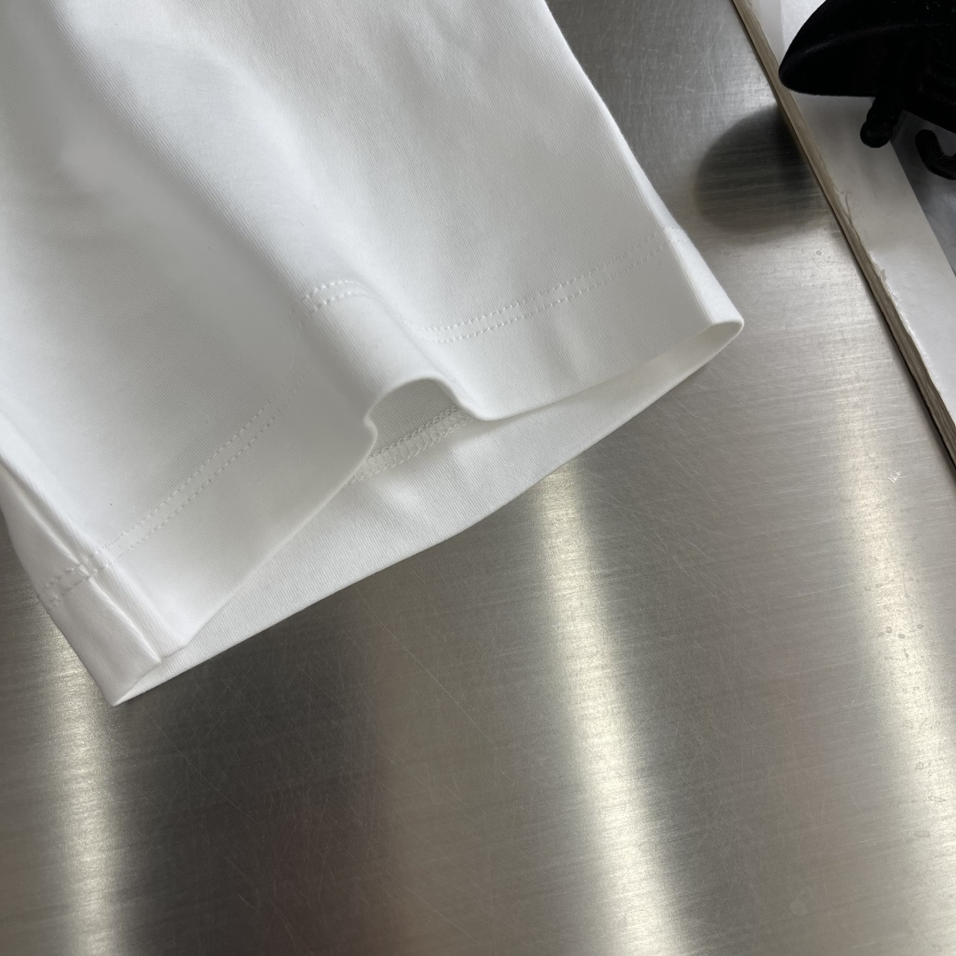 -PRAD 26春夏短袖T恤新款 最新三角珐琅系列面料定织定染，采用240克双股双纱全棉面料，经过洗水处
