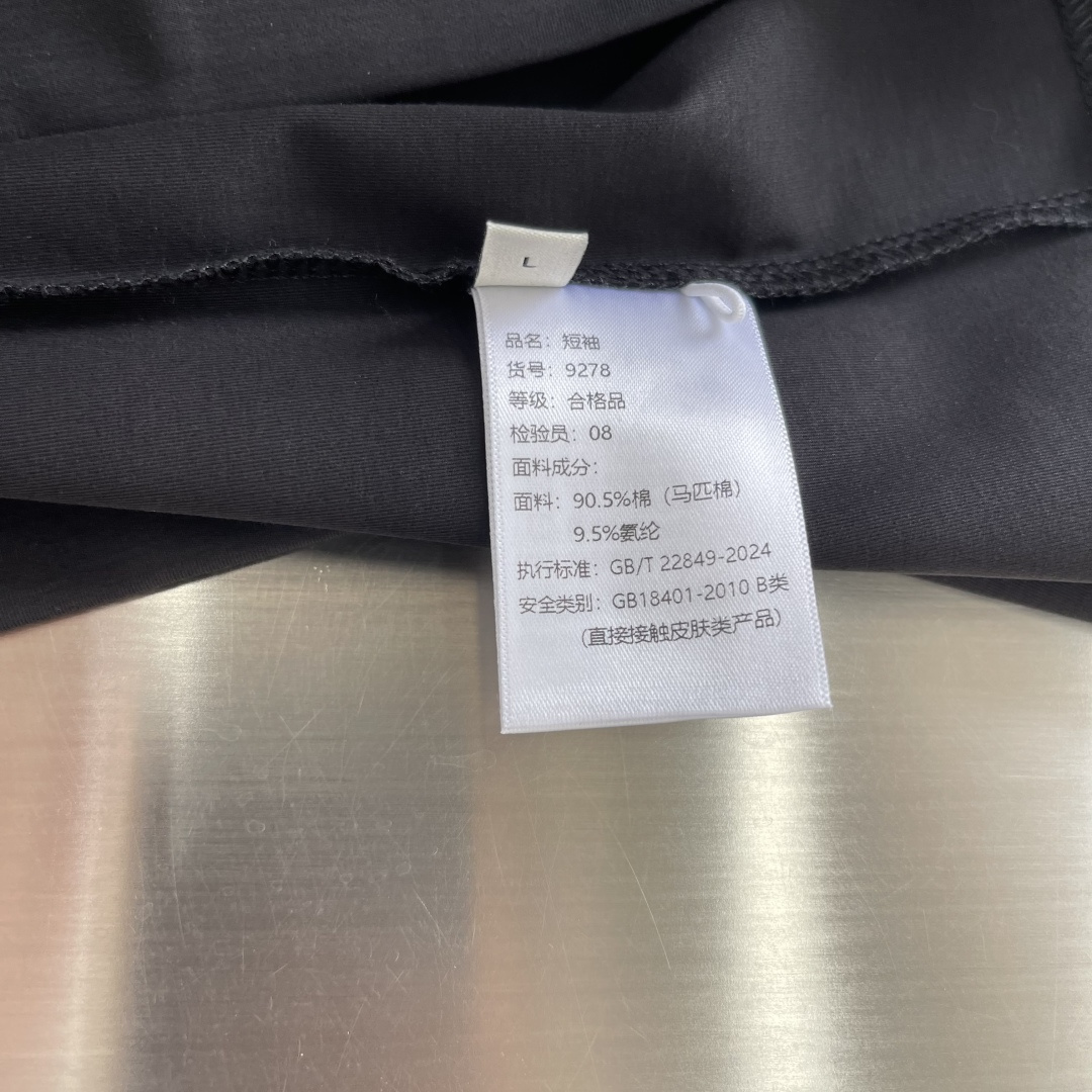-DG 26春夏短袖T恤新款 面料定织定染，采用240克双股双纱全棉面料，经过洗水处理，手感更加舒适。纯