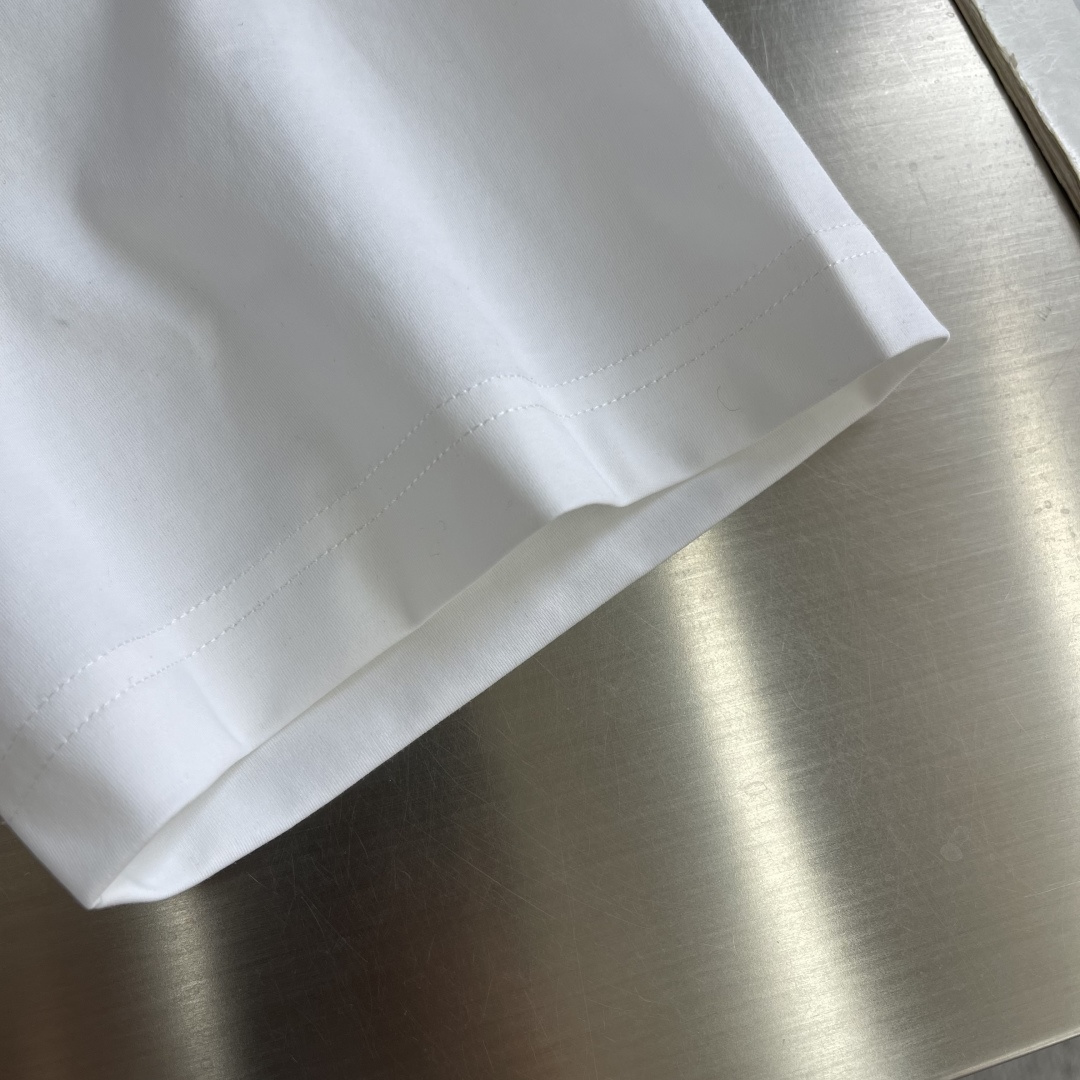 -DG 26春夏短袖T恤新款 面料定织定染，采用240克双股双纱全棉面料，经过洗水处理，手感更加舒适。纯