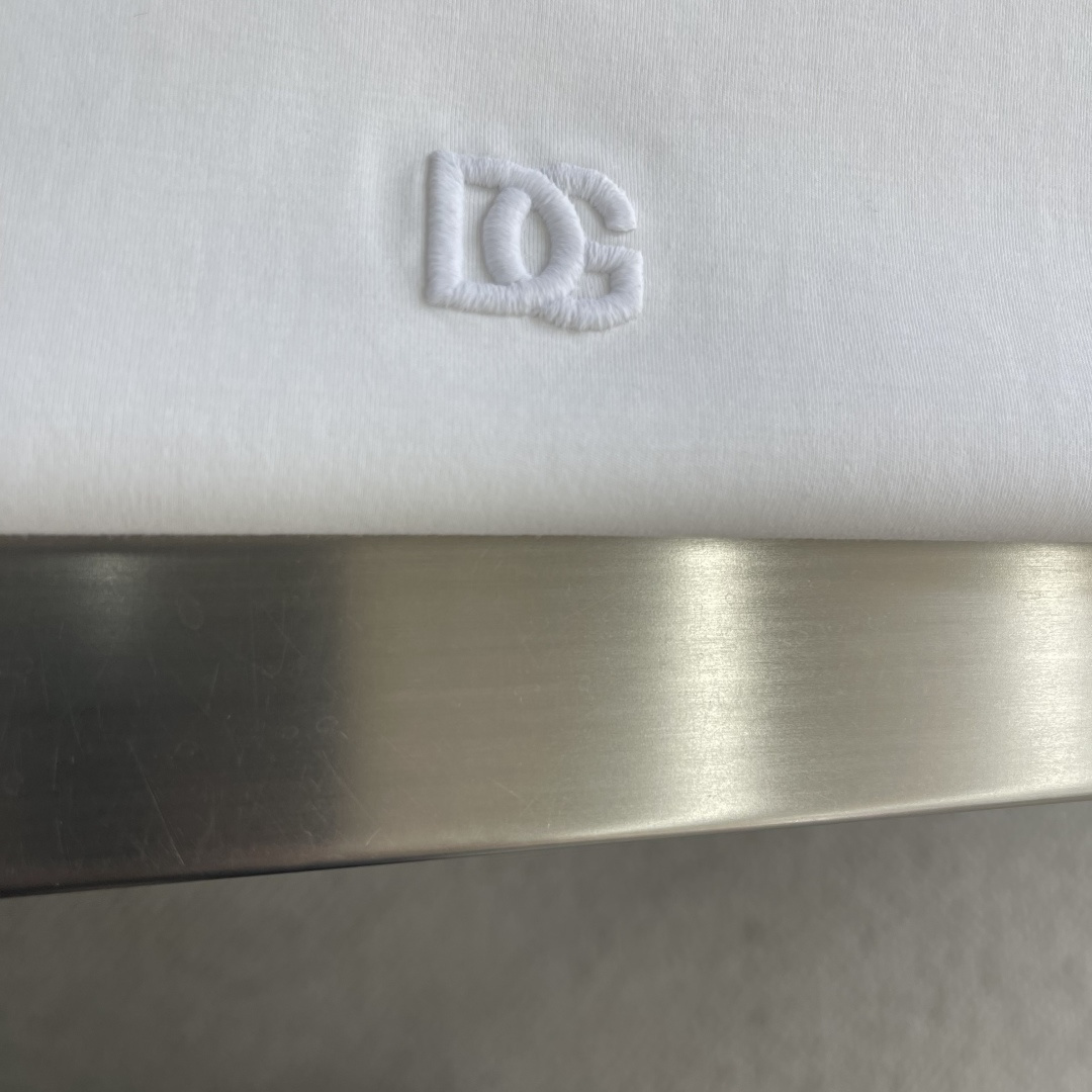 -DG 26春夏短袖T恤新款 面料定织定染，采用240克双股双纱全棉面料，经过洗水处理，手感更加舒适。纯