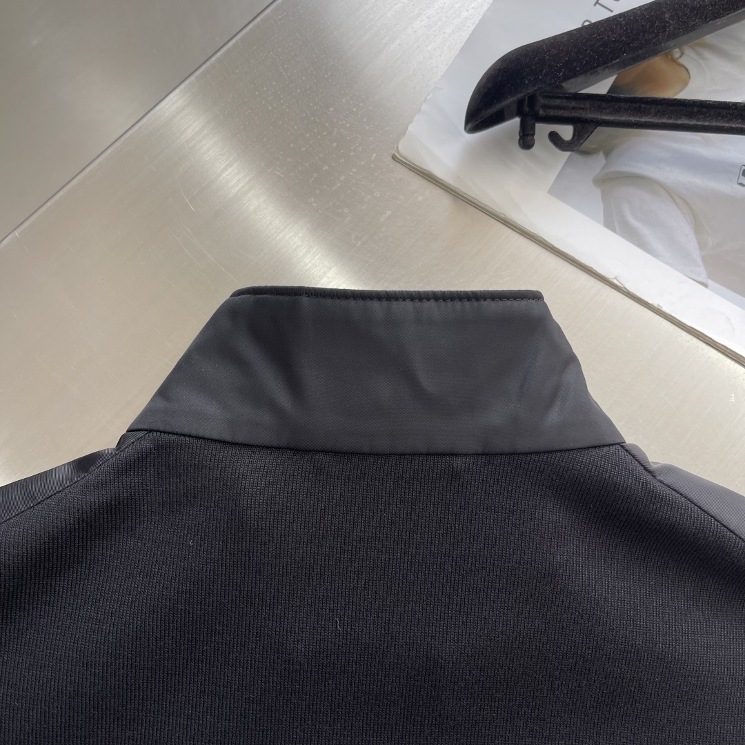 -PRAD 经典立领针织拼接外套，净面，高奢力作。整件衣服拥有光泽感的柔滑特性，同时保有挺阔肌理感，方便
